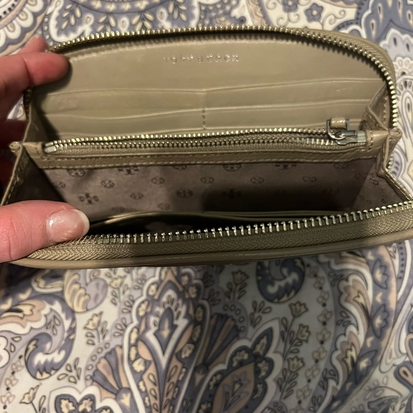 Pebbled gray patent leather Tory Burch wallet - Picture 4 of 5